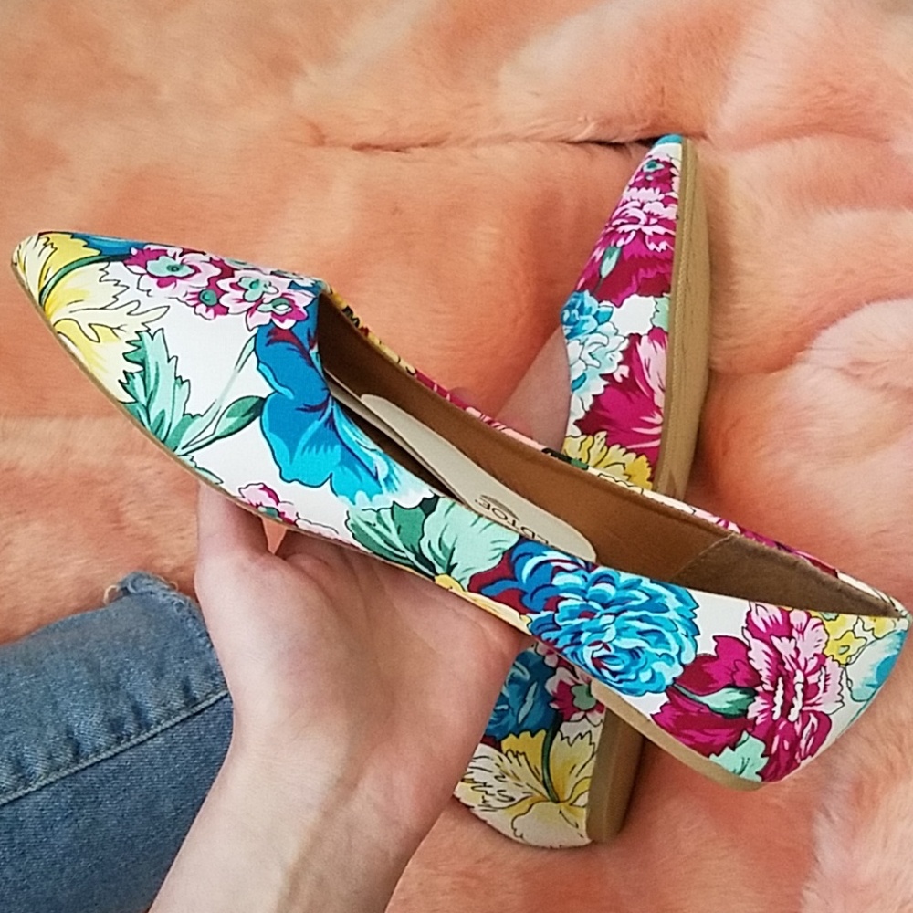 Gold Toe Floral Shoes